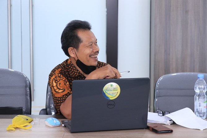 Dekan Fakultas Bahasa dan Sastra (FBS) Unas, Dr. Drs. Somadi Sosrohadi, M.Pd. dalam coaching RPS MBKM Mandiri.