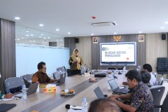 Kepala BPK Unas, Dr. Heni Jusuf, S.Kom., M.Kom.  sedang menjelaskan materinya dalam coaching RPS MBKM Mandiri.