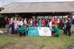 Foto bersama - Masyarakat dan mahasiswa berfoto bersama setelah melakukan pelatihan pembuatan pupuk kompos