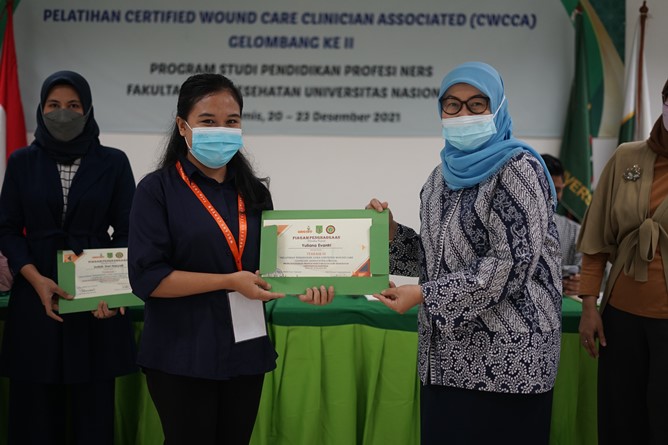 Pemberian sertifikat oleh Dekan FIKES Dr. Retno Widowati, M.Si. (kanan) kepada peserta terbaik (kiri) dalam acara pelatihan Certified Wound Care Clinician Associated (CWCCA) Gelombang ke II