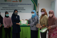 Pemberian sertifikat oleh Dekan FIKES Dr. Retno Widowati, M.Si. (kanan) kepada peserta terbaik (kiri) dalam acara pelatihan Certified Wound Care Clinician Associated (CWCCA) Gelombang ke II