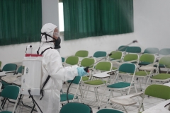 Selain ruang pimpinan UNAS, Badan/ Biro/ UPT, Petugas juga menyemprotkan disinfektan di ruang kelas perkuliahan gar terbebas dari covid-19 pada Minggu (22/3)