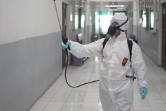 Penyemprotan disinfektan juga dilakukan oleh petugas di area lorong UNAS