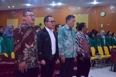 Dekan FE, Menteri Ketenagakerjaan Muhammad Hanif Dhakhiri S.Ag., M.Si. Warek dan Wakil Dekan FE sedang menyanyikan lagu indonesia raya dalam Dies Natalis FE