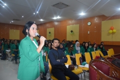 salah satu mahasiswi dalam seminar umum sedang memberikan jawaban pertanyaan dari Muhammad Firdan
