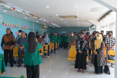 Menyanyikan lagu Indonesia Raya, Mars Unas, dan Mars Fakultas Pertanian dalam pembukaan kegiatan