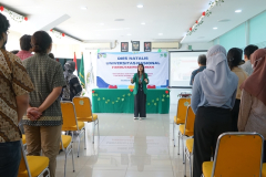 Menyanyikan lagu Indonesia Raya, Mars Unas, dan Mars Fakultas Pertanian dalam pembukaan kegiatan