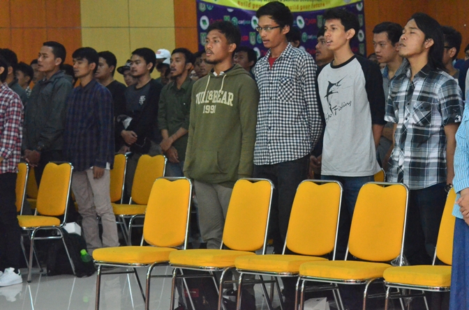 para peserta seminar sedang menyanyikan lagu indonesia raya