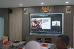 Child Protection Specialist Save the Children Indonesia, Yanti Kusumawardhani sedang menjelaskan materinya hybrid