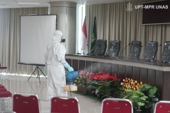 Selain ruang perkuliahan, ruang pimpinan sekolah pascasarjana UNAS, petugas juga menyemprotkan disinfektan di ruang seminar