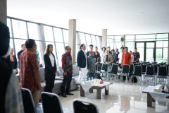 Menyanyikan lagu Indonesia Raya dalam pembukaan diskusi buku, di ruang Exhibition Room, Kamis, 25 Januari 2024. 