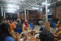Para Dosen dan peserta sedang megikuti acara yang berlangsung dalam kegiatan Diskusi Dosen dan Mahasiswa Prodi Ilmu Komunikasi dengan Peserta Festival Milm Kampung Kota Cirebon, di Kota Cirebon, Kamis, 9 Februari 2023