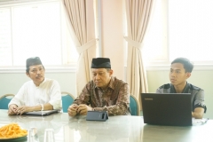 pembukaan diskusi oleh ketua PPI UNAS, Dr. Fachruddin Mangunjaya, M.Si. (kiri), pembicara, Dr. Hayu Prabowo, di Ruang 108 Blok 1 UNAS, Jumat (03-5)
