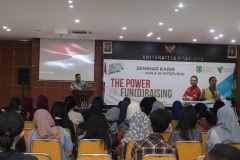 Wakil Rektor Bidang Kemahasiswaan Dr. Drs. Zainul Djumadin, M.Si  memberikan kata sambutan pada acara seminar karir dan walk in interview "The Power Fundraising" bersama Dompet Dhuafa di Auditorium Blok 1 lantai 4 UNAS, Jakarta, (2/4).