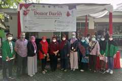 Foto bersama para panitia kegiatan donor darah pada Selasa, 02 November 2021
