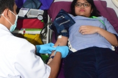 pendonor sedang melakukan donor darah
