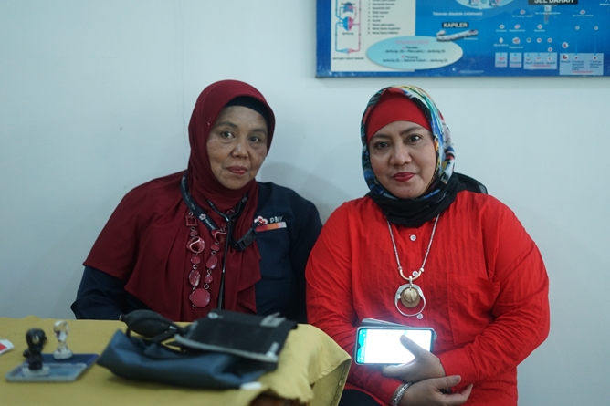 Dosen dan Perwakilan palang merah Indonesia saat kegiatan donor darah di Unas