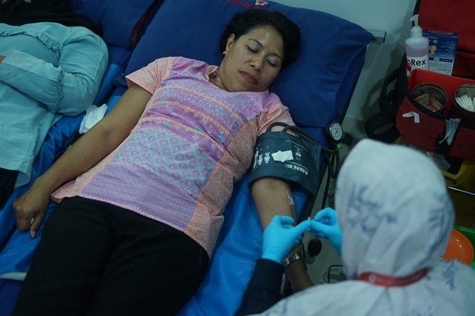 Dosen Unas saat mengikuti kegiatan donor darah