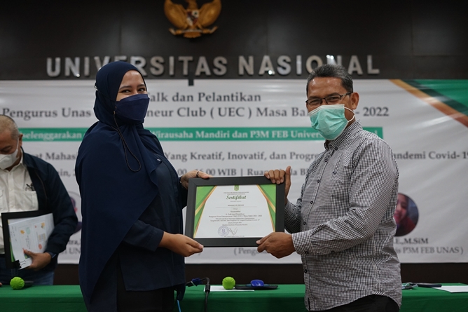 Pemberian sertifikat kepada pembicara,  Drs. Suadi Sapta Putera, M.Si., M.Si. M oleh Moderator