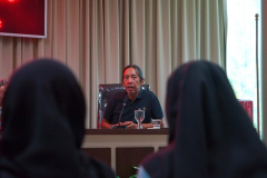 Pembicara Hariyo T. Wibisono, Ph.D. dari Sintas Indonesia saat memaparkan materinya dalam acara World Animal Day Seminar : A Shared Planet di ruang Seminar Menara 1 lantai 3 Unas, Sabtu, o1 Oktober 2022