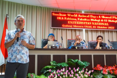 Pembicara Iman Sapari, M.Si. dari Yayasan Orangutan Indonesia  saat memaparkan materinya dalam acara World Animal Day Seminar : A Shared Planet di ruang Seminar Menara 1 lantai 3 Unas, Sabtu, o1 Oktober 2022