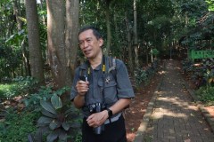 Dekan Fakultas Biologi dan Pertanian Dr. Tatang Mitra Setia, M.Si. sedang menyampaikan sambutannya dalam kegiatan Eksplor Hutan Kota Munjul,  di Cipayung, Jakarta Timur,  Kamis, 22 Juni 2023