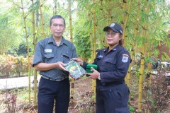 Dekan Fakultas Biologi dan Pertanian Dr. Tatang Mitra Setia, M.Si. sedang menyerahkan Buku dan Plakat kepada pihak pengurus Hutan Kota Munjul dalam kegiatan Eksplor Hutan Kota Munjul,  di Cipayung, Jakarta Timur,  Kamis, 22 Juni 2023