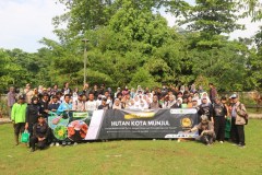 Para peserta sedang foto bersama dalam kegiatan Eksplor Hutan Kota Munjul,  di Cipayung, Jakarta Timur,  Kamis, 22 Juni 2023