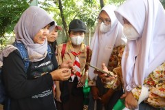 Para peserta sedang mengikuti kegiatan yang sedang berlangsung dalam acara Eksplor Hutan Kota Munjul,  di Cipayung, Jakarta Timur,  Kamis, 22 Juni 2023