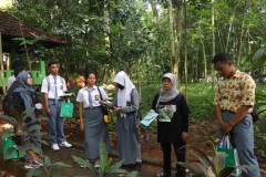 Para peserta sedang mengikuti kegiatan yang sedang berlangsung dalam acara Eksplor Hutan Kota Munjul,  di Cipayung, Jakarta Timur,  Kamis, 22 Juni 2023