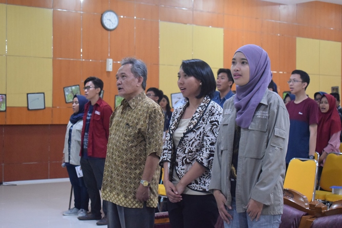 Dekan Fakultas Biologi Bapak Imran dan narasumber saat menyanyikan lagu indonesia raya