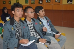 peserta seminar dari karya ilmiah remaja wilayah jakarta timur saat sedang mendengarkan paparan