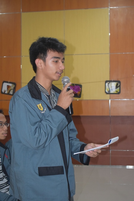 peserta seminar dari Karya Ilmiah Remaja Jakarta Timur saat mengajukan pertanyaan dalam talkshow
