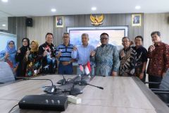 Sesi foto bersama dalam acara Jajaki Kolaborasi Internasional, pada Selasa, 27 Mei 2025, di Ruang Rapat Cyber UNAS Pejaten.