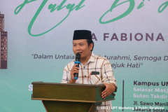 Ketua Panitia Moh. Hamdani, M.Si. memberikan sambutan dalam acara Halal Bihalal IKA FABIONA di latar Masjid Sutan Takdir Alisjahbana, Sabtu, 13 Mei 2023