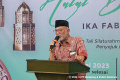 Ketua IKA FABIONA Prof. Dedy Darnaedi memberikan sambutan dalam acara Halal Bihalal IKA FABIONA di latar Masjid Sutan Takdir Alisjahbana, Sabtu, 13 Mei 2023