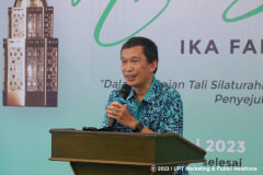 Dekan Fakultas Biologi dan Pertanian Unas Dr. Tatang Mitra Setia, M.Si. memberikan sambutan dalam acara Halal Bihalal IKA FABIONA di latar Masjid Sutan Takdir Alisjahbana, Sabtu, 13 Mei 2023