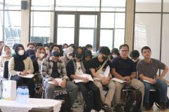 Para Mahasiswa Fakultas Bahasa dan Sastra Hadir dalam acara Kuliah Umum  FBS dan Pusat Pengkajian Jepang Bekerja sama dengan IFEME di Exhibition Unas Lounge, (06/10)