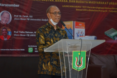 Dr. Drs. Kasno Atmo Sukarto, M.Pd. saat memberikan sambutan dalam acara seminar nasional & launching buku sastra, bahasa, dan budaya dengan tema "Kajian Sastra, Bahasa, dan Budaya Masyarakat Urban Dalam Perspektif Humaniora, Selasa, 25 Oktober 2022 di Aula Unas