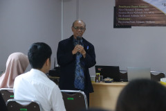Ketua-Komisariat-HISKI-UNAS-Dr.-Drs.-Kasno-Atmo-Sukarto-M.Pd-Sedang-Membuka-Kegiatan