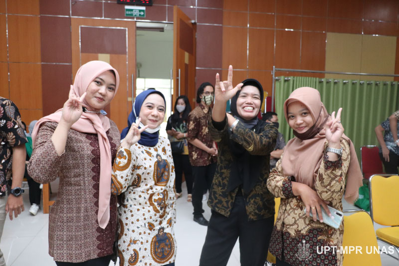 Foto bersama peserta yudisium dan Ketua Prodi Manajemen Dr. Rahayu Lestari, S.E., M.M. (kedua kanan)