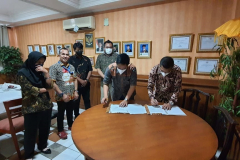 Penandatanganan MoU FEB UNAS oleh Dekan FEB Kumba Digdowiseiso, S.E., M.App. Ec., Ph.D.  dan dewan Industri Event Indonesia (IVENDO) Jumat 25 Juni 2021