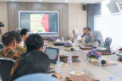 Para dosen Unas yang tergabung dalam tim pemekaran Kabupaten Babo Raya sedang berdiskusi dalam FGD di Ruang Seminar Cyber, Kamis, 6 Juli 2023.