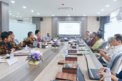Para dosen Unas yang tergabung dalam tim pemekaran Kabupaten Babo Raya sedang berdiskusi dalam FGD di Ruang Seminar Cyber, Kamis, 6 Juli 2023.