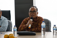 Ketua KPID DKI Jakarta Kawiyan, M.I.Kom. saat memberikan sambutan dalam acara FGD Prodi Ilmu Komunikasi dan KPID DKI Jakarta pada Selasa, 19 Juli 2022 di Ruang Rapat Cyber Library Unas