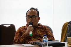 Ketua KPID DKI Jakarta Kawiyan, M.I.Kom. saat memberikan jawaban atas pertanyaan yang diberikan pada sesi diskusi