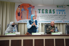 Dekan Fakultas Ilmu Kesehatan Prof. Dr. Retno Widowati, M.Si. Dalam Sambutannya