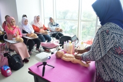 FIKES adakan Training Baby Spa & Massage Untuk bidan (6)