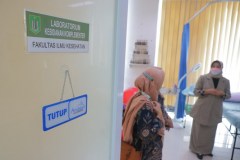 Saat para delegasi FKK Universitas Binawan mengunjungi laboratorium Fikes Unas, di gedung menara 2 Unas, Senin (23/05/2022)
