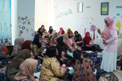 para peserta sedang mengikuti kegiatan yang berlangsung dalam acara Fikes lakukan pelatihan Complementary Therapies and Mom Treatment, di Menara UNAS Ragunan,  pada (17/01/2024)